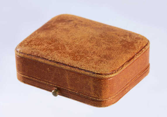 Серьги из золота (по клейму 56), содержат вставки из жемчуга